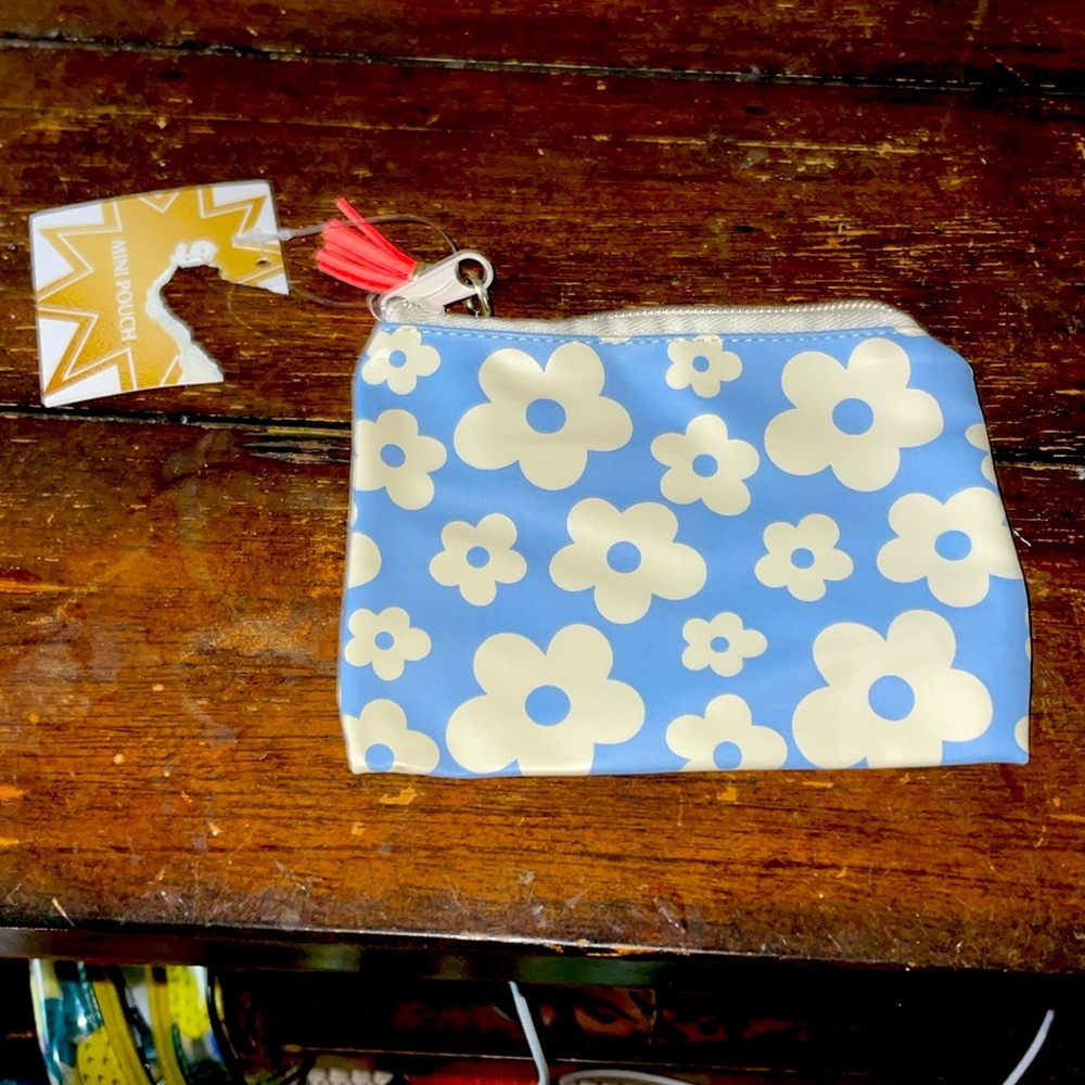 Blue Daisy Coin purse/mini pouch NWT 5”x4”​